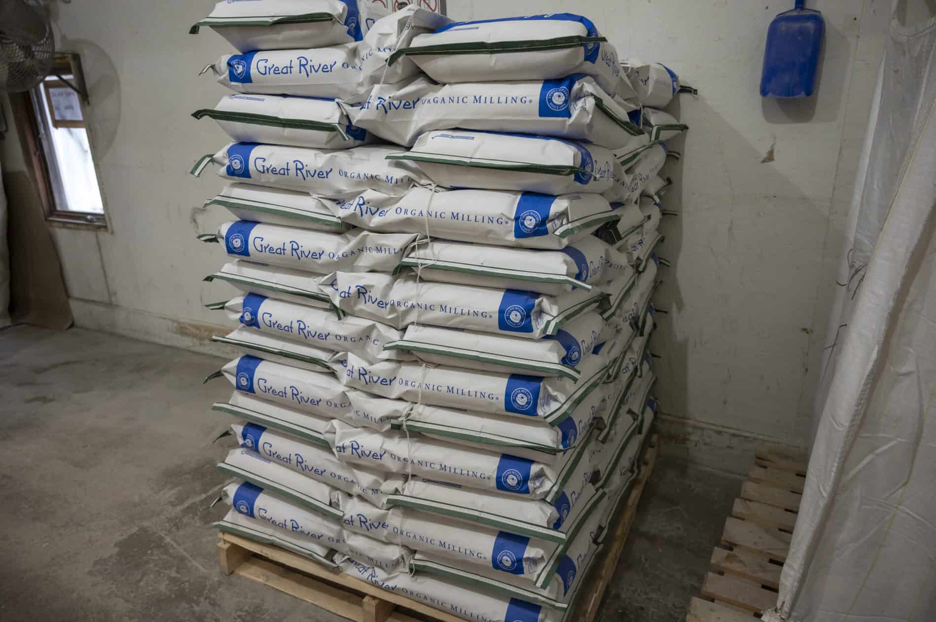 white_bags_full_pallet white_bags_full_pallet